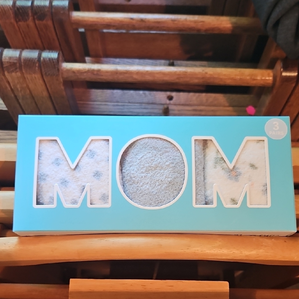 Blue and White 'MOM' Socks Set